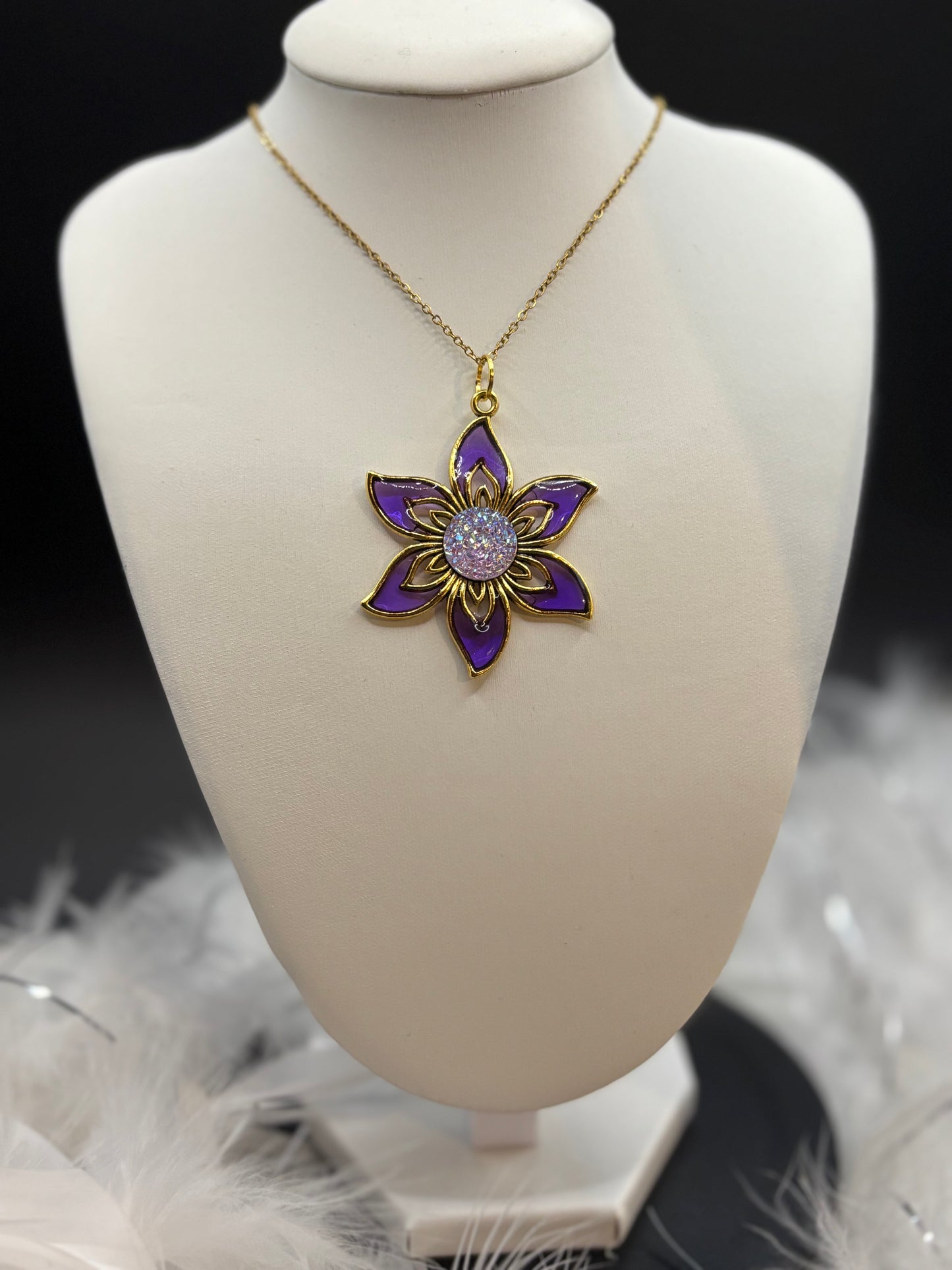 Collier fleur et résine violette image 0