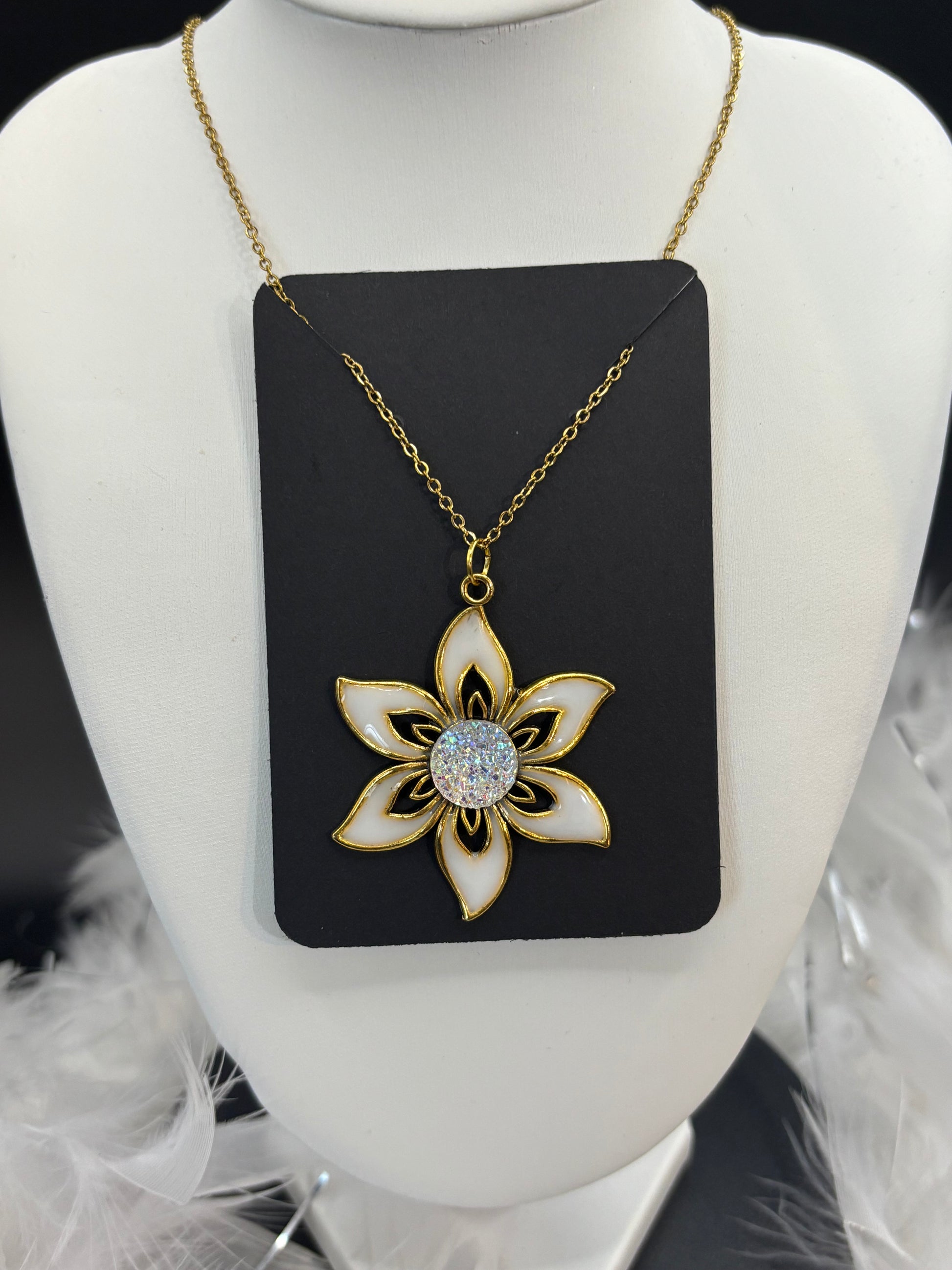 Collier fleur et résine blanc image 1