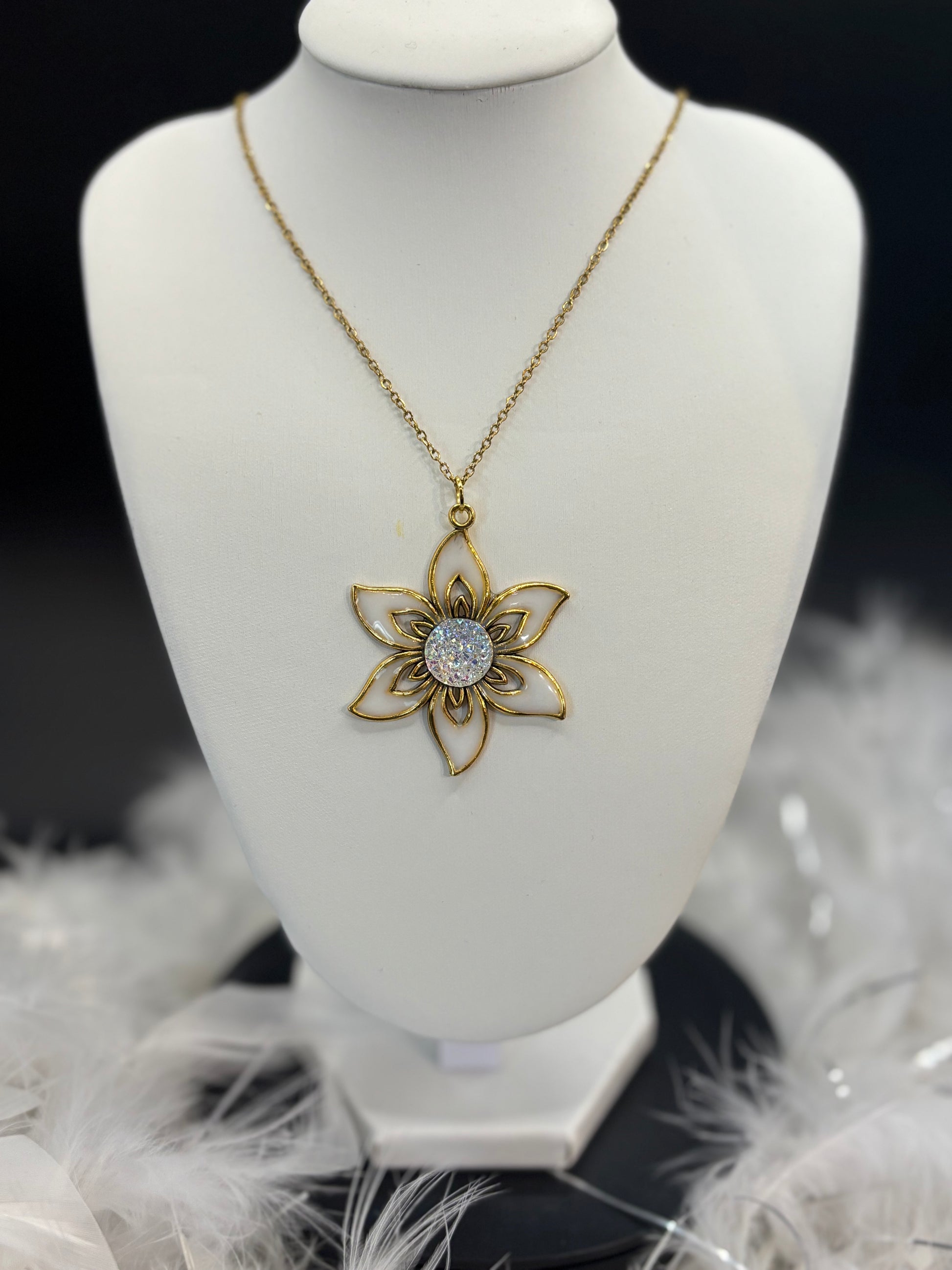 Collier fleur et résine blanc image 0