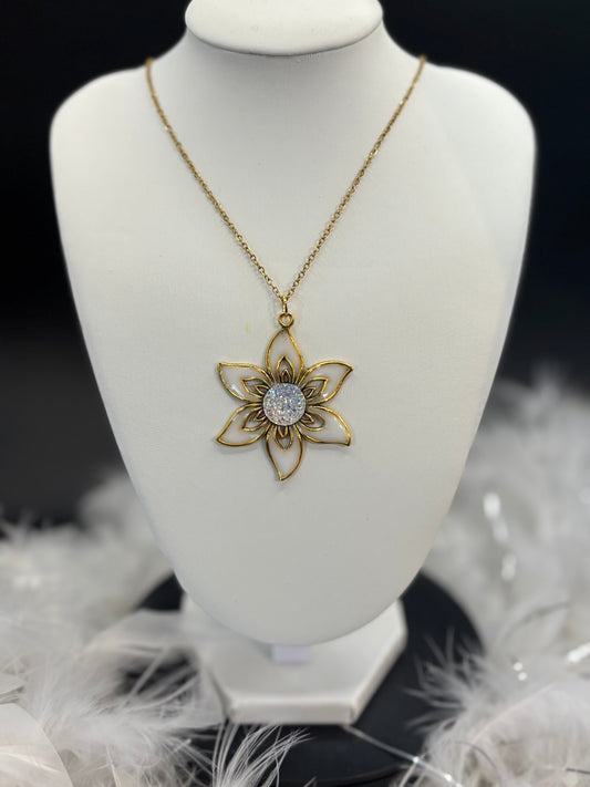 Collier fleur et résine blanc image 0